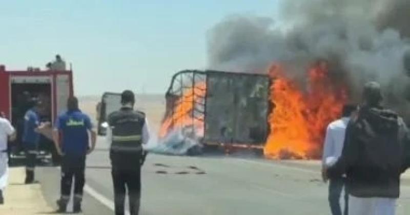 اشتعال النيران بسيارة نقل تريلا محملة إندومي بطريق الزعفرانة رأس غارب