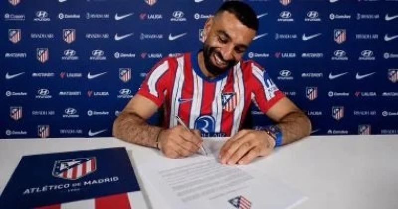 صورة أثارت ضجة.. هل وقع محمد صلاح لأتلتيكو مدريد؟