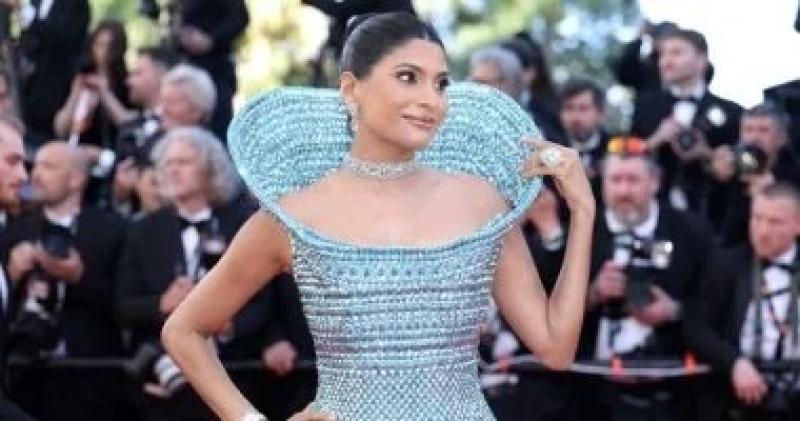 فستان بوزن 15كيلو جرامات يلفت الأنظار في مهرجان كان السينمائى.. اعرف قصته
