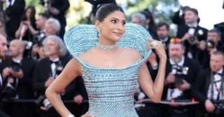 فستان بوزن 15كيلو جرامات يلفت الأنظار في مهرجان كان السينمائى.. اعرف قصته فستان بوزن 15كيلو جرامات يلفت الأنظار في مهرجان كان السينمائى.. اعرف قصته