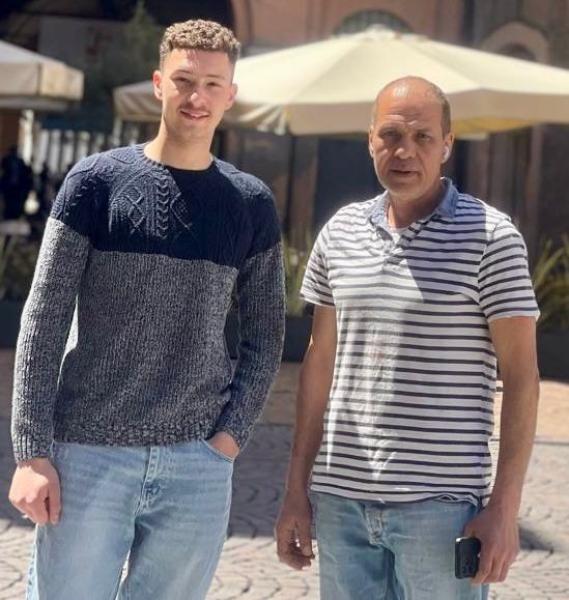 بسام راضي يكرم المواطن المصرى وابنه الذان قبضا على مرتكب مذبحة مدينة مودينا في إيطاليا