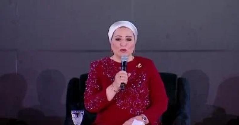 السيدة انتصار السيسى من فعالية فرحة مصر: «فرحانة فرحة أم بتجوز بنتها»