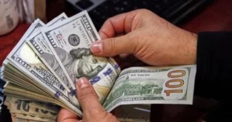 سعر الدولار يفقد أكثر من 50 قرشا أمام الجنيه فى البنوك