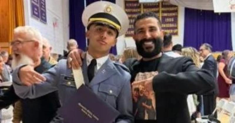 أحمد سعد يحتفل بتخرج ابنه ويهديه سيارة..
