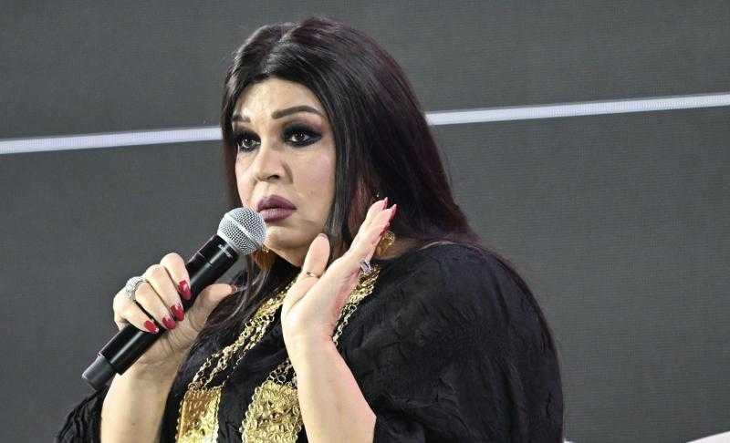 فيفي عبده تظهر أثناء وضع جبيرة على قدمها وتكشف ما حدث داخل منزلها بعد تعرضه للغرق