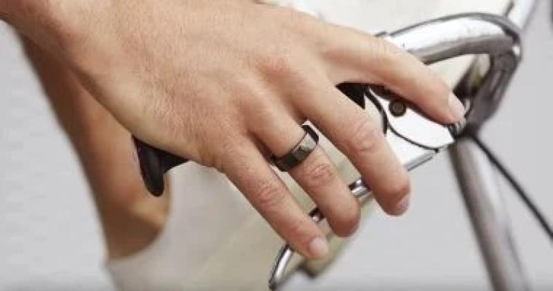 تكنولوجيا لا تُرى بالعين: قوة الخواتم الذكية في راحة يدك