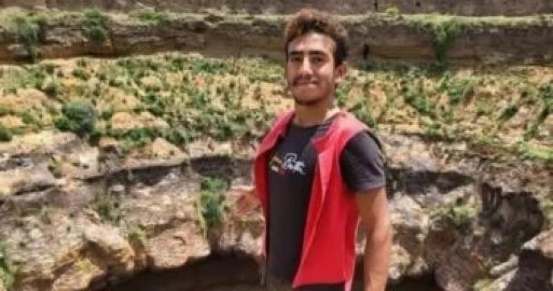 شاهد لحظة انتشال جثة ”سبايدر مان اليمن” من عمق الفوهة البركانية