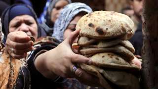 كيف سيشتري المصريون الخبز مع بدء تطبيق الدعم النقدي؟
