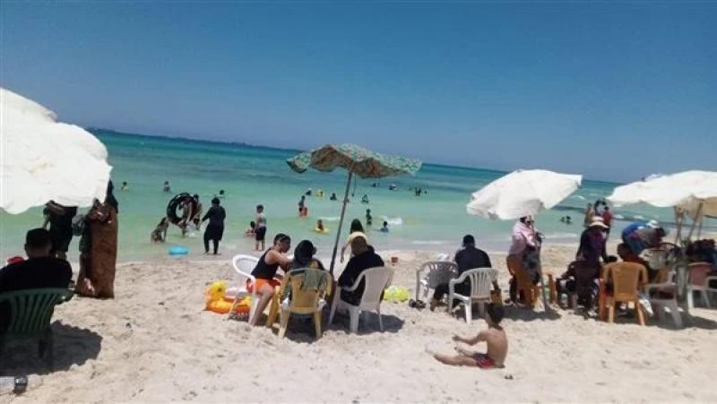 انخفاض نسب الإشغال بشواطئ الإسكندرية في بداية اليوم.. ورفع الراية الخضراء بعدد من الشواطئ