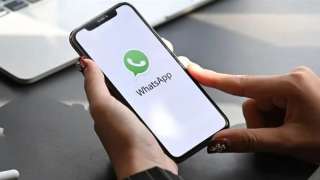 واتساب يختبر تحديثًا بصريًا جديدًا لمستخدمي آيفون.. وميزة للتحكم في حركة الرسائل