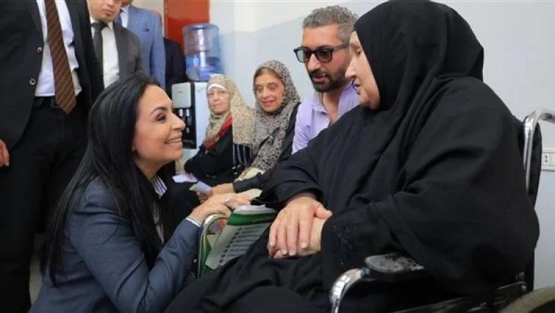 وزيرة التضامن تفتتح مركز تدريب وإنتاج الملابس الجاهزة ذات الاستخدام الواحد بمستشفى مدينة نصر التخصصي | صور