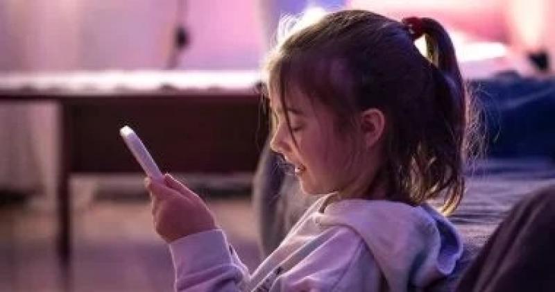 اليوم العالمي للسوشيال ميديا.. 8 نصائح لمساعدة طفلك على استخدامها بأمان
