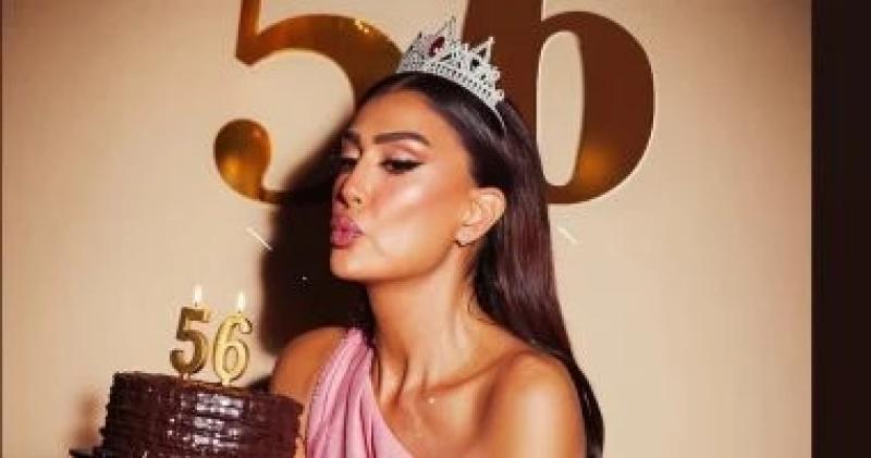 غادة عبد الرازق تفاجئ جمهورها بإطلالة وردية ملكية فى عيد ميلادها الـ56