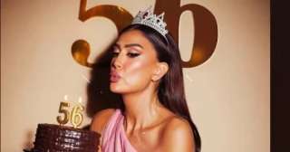 غادة عبد الرازق تفاجئ جمهورها بإطلالة وردية ملكية فى عيد ميلادها الـ56