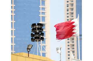 الداخلية البحرينية تطلق صفارات الإنذار وتطالب المواطنين والمقيمين بالتوجه لأقرب مكان آمن الداخلية البحرينية تطلق صفارات الإنذار وتطالب المواطنين والمقيمين بالتوجه لأقرب مكان آمن