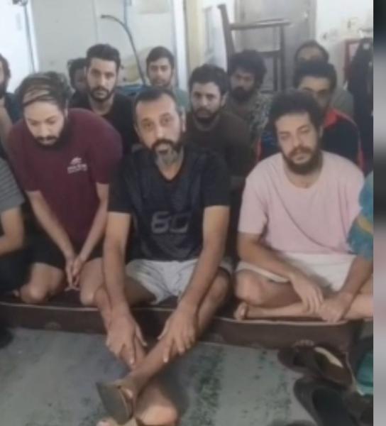 بعد 70 يومًا من اختطافهم بالصومال.. والد الربّان «مؤمن»: مالك السفينة يعرض أرواح البحارة للخطر