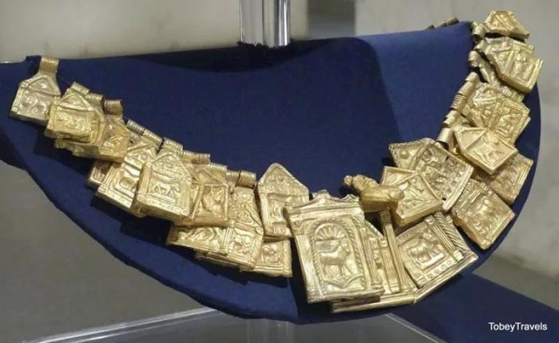 أوراق عنب وخشخاش من الذهب الخالص.. حكاية كنز معبد دوش بالوادي الجديد