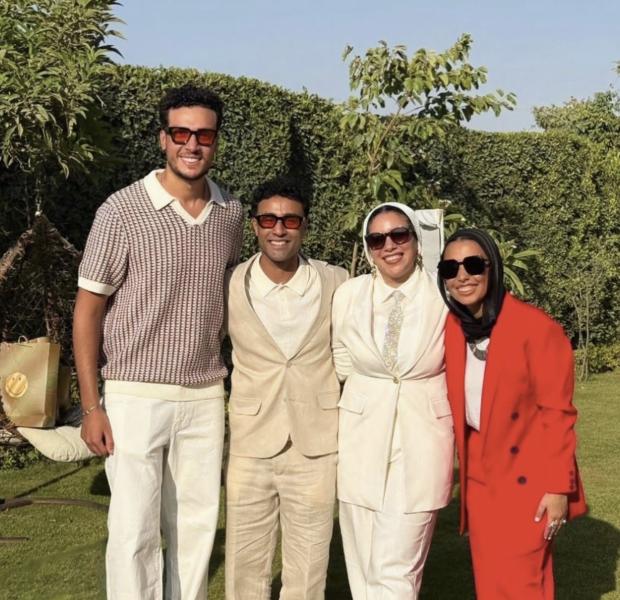 قصة فستان واحد شغل الوسط الفني وتوارثته الأجيال.. بالصور والتفاصيل
