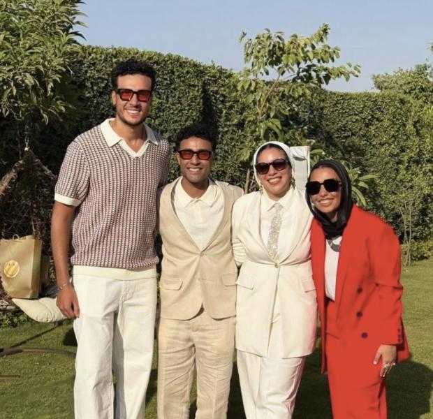 قصة فستان واحد شغل الوسط الفني وتوارثته الأجيال.. بالصور والتفاصيل