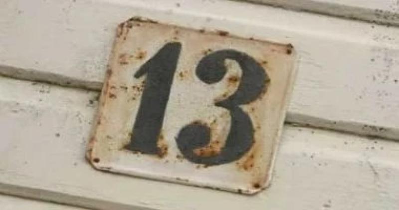 الرقم 13 بين الحظ واللعنة.. كيف حول البعض رمز النحس إلى بوابة للثروة؟