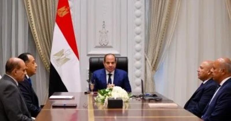 وزير النقل يستعرض أمام الرئيس ازدواج طريق أسوان - برنيس لربط الصعيد بالبحر الأحمر